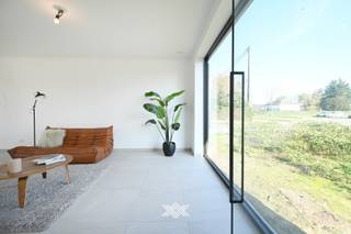 Deze nieuwbouw woning met 3 slaapkamers en een bewoonbare oppervlakte van 187 m² is gelegen op een perceel van 578 m² langs de Rijksweg in...