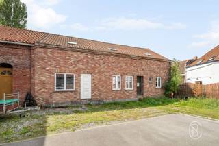 Te koop: Casco woning met leuke tuin in NéchinOp een gunstige ligging in Néchin, vlak bij verschillende voorzieningen en de Franse grens, bevindt zich deze woning van ca. 135 m². Een interessante eigendom voor wie de binnenafwerking volledig naar eigen smaak wil realiseren.Buiten beschikt de woning over een tuin, wat extra wooncomfort biedt. Houd er rekening mee dat er een recht van doorgang op het perceel van toepassing is.Meer info of een bezoek via sebastien@immobeguin.be.Te koop via Immo Beguin, jouw vastgoedexpert sinds 2009, met kantoren in Ronse, Waregem, Kortrijk, Deinze, Doornik, Lessines, Moeskroen en Nieuwpoort.