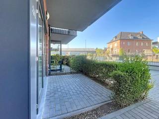 <br />Disposition : <br /><br />Espace de stationnement souterrain et rangement <br /><br />Rez-de-chaussée : <br /><br />- salon spacieux et lumineux (29 m²) avec accès à la terrasse bien orientée (4 m²) <br />- cuisine ouverte avec plaque vitrocéramique, hotte, lave-vaisselle, évier double, réfrigérateur, micro-ondes et nombreux rangements<br /> - espace de rangement (2 m²) <br />- salle de bain avec douche spacieuse et double vasque dans le mobilier (5 m²) <br />- toilettes séparées <br />- chambres 1 et 2 (11 m² et 9 m²) avec accès à la terrasse (8 m²).<br /> <br />Dans l'ensemble : <br />- Prix de location : 850,00 €/mois<br />- Commission pour les parties communes : 75,00 €/mois (entretien de la terrasse compris) <br />- Disponible immédiatement<br /><br />Le moyen le plus rapide pour visiter cette propriété ? Demandez votre visite via le bouton rose de notre site Web (www.dewaele.com) et vous serez contacté par notre expert en location Broes.<br /><br />Les rendez-vous ne peuvent pas être pris par téléphone. Pour toute autre question, vous pouvez nous contacter par téléphone au 050 444 999.<br /><br />Les images générées par l’IA sont fournies en guise d'inspiration. Elles ne tiennent pas compte des spécifications techniques, ni des renseignements urbanistiques, ni des possibilités concrètes de réalisation.