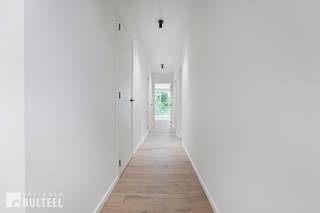 Dit luxueuze nieuwbouwappartement (E-Peil: -15) bevindt zich in een rustige en groene omgeving aan de rand van Sint-Niklaas, in het exclusieve Smissepark. Het appartement combineert een luxe afwerking met een praktische indeling en biedt een uitmuntend wooncomfort. Bij binnenkomst kom je in de ruime inkomhal die toegang biedt tot een apart toilet. De lichte, open woonkamer is een echte eyecatcher, met grote raampartijen die zorgen voor een overvloed aan natuurlijk licht. De living gaat naadloos over in het prachtig zuidwest gerichte terras, vanwaar u kan genieten van een adembenemend uitzicht op de verzorgde private parktuin. De volledig ingerichte keuken biedt alles wat je nodig hebt en is voorzien van hoogwaardige toestellen. Het appartement beschikt over drie ruime slaapkamers en een ruime badkamer voorzien van een ligbad, douche, toilet en lavabomeubel. Daarnaast is er nog een aparte berging/wasplaats. Bij dit appartement hoort een afgesloten garagebox in de kelderverdieping, een aparte berging en vier privatieve fietsstaanplaatsen. Verder werd het appartement volledig afgewerkt met een hoogwaardige parketvloer en is het uitgerust met zonnepanelen en vloerverwarming inclusief koeling via een energiezuinige warmtepomp. Wacht niet langer en kom dit unieke appartement zelf ontdekken! De algemene kosten bedragen 100 Euro/maand.