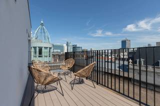 Gelegen in het centrum van Brussel, in de levendige wijk De Brouckère en binnen handbereik van alle voorzieningen (vervoer, winkels,...