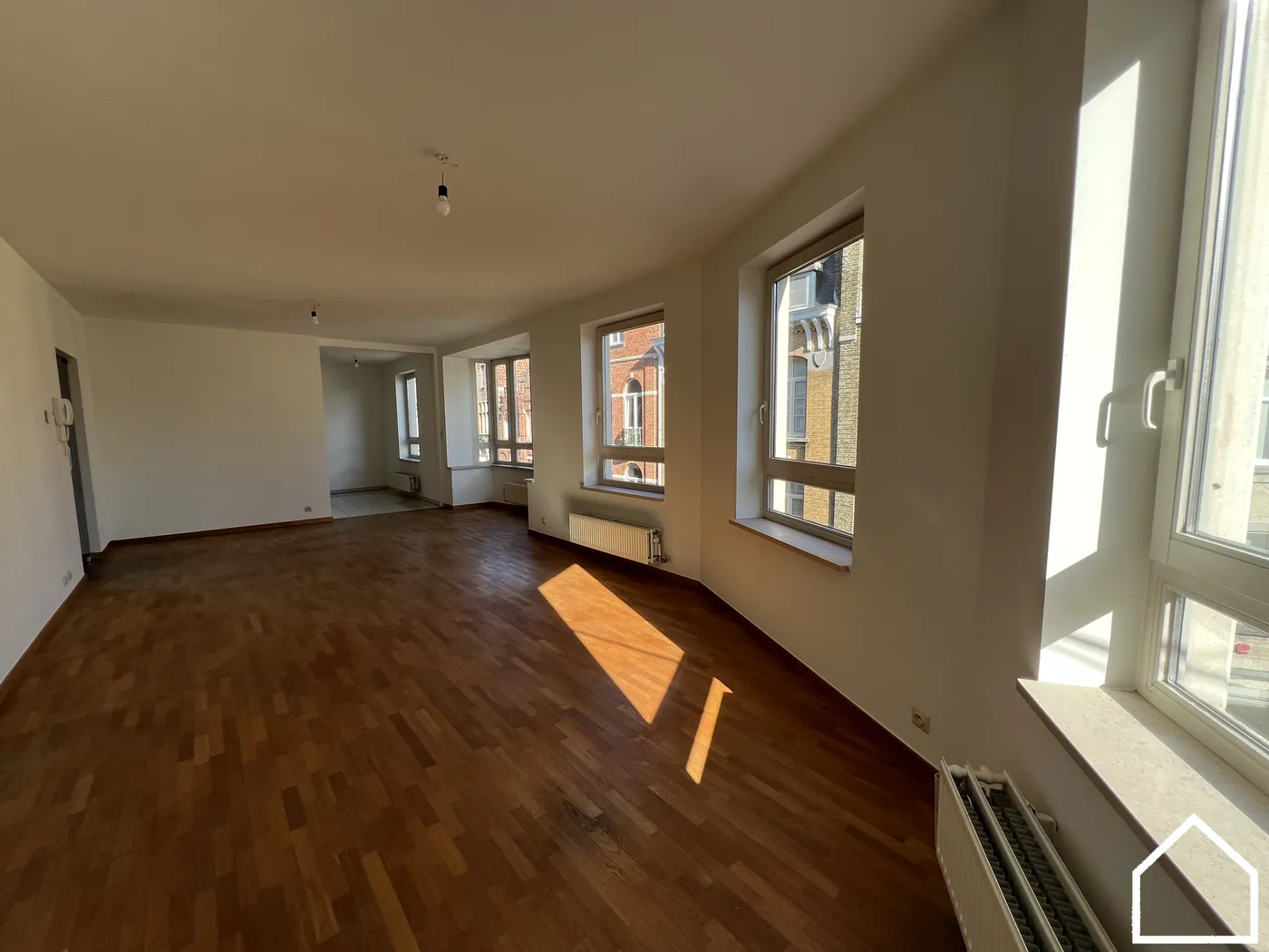 APPARTEMENT TE HUUR MET 2 SLAAPKAMERS EN TERRAS IN HET CENTRUM VAN IEPER - foto 2