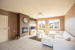 Locatie:
Deze ruime bel-etage aan de Groenedaallaan 102 in Lier ligt in een aangename woonomgeving, met een vlotte verbinding naar het centrum en belangrijke invalswegen.
Indeling:
Met een bewoonbare oppervlakte van 213 m² biedt deze woning bijzonder veel ruimte. Ze beschikt over 3 slaapkamers, 2 badkamers en 2 toiletten. De woonkamer sluit rechtstreeks aan op een groot terras met zicht op de mooi aangelegde tuin. Op het gelijkvloers bevindt zich een ruime dubbele garage met extra plaats voor fietsen en berging.
Troeven:
213 m² bewoonbare oppervlakte
3 slaapkamers
Dubbele garage
Groot terras aan de woonkamer
Aangelegde tuin
2 badkamers en 2 toiletten
Zonnepanelen
EPC-label B
Technisch:
De woning beschikt over zonnepanelen en behaalt een gunstig EPC-label B, wat zorgt voor een mooie combinatie van ruimte, comfort en energiezuinig wonen.
Koopt u als enige en eerste woning? Dan geniet u van het verlaagde tarief van 2% verkooprechten.
Bent u reeds eigenaar? Verkoop uw eerste eigendom binnen de 2 jaar en profiteer alsnog van deze gunstmaatregel.
Voor meer informatie of een gratis waardebepaling van uw vastgoed kan u een aanvraag invullen op onze website of even bellen op het nr. 03/345.88.99.
