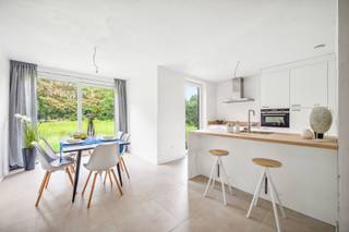 Deze 2 halfopen nieuwbouwwoningen zijn gelegen vlakbij het centrum Booischot, vlakbij openbaar vervoer, scholen, supermarkten en andere handelszaken. <br /><br />De woningen spiegelen elkaar.<br />We komen de woning binnen via de inkomhal. Hier vinden we direct ook het gastentoilet terug. De inkomhal biedt toegang tot een bureau ruimte en tot de leefruimte. De leefruimte geeft rechtstreekse toegang tot de keuken met aansluitend de berging. Verder vinden we op het gelijkvloers ook nog de inpandige garage. <br /><br />Op het eerste verdiep vinden we 3 slaapkamers, een toilet en de badkamer terug. De badkamer is volledig uitgerust met een dubbele lavabo, bad en een inloopdouche. <br />De woning beschikt over 3 slaapkamers, een ruime tuin en een inpandige garage en een ruime zolder.<br /><br />Exclusief aansluitingskosten voor een bedrag van 20.000,00 EURO.<br />Exclusief 21% btw.<br />Incl btw en aansluitingskosten komt dit project op 871.200 euro.<br />Het zijn zeer energiezuinige woningen waardoor u de eerste 5 jaar vrijgesteld bent van onroerende voorheffing. <br /><br /><br />Voor meer info contacteer ons op het nummer +32 15 34 34 54 of mail naar sander.deloose@imovastgoed.be.<br />Bekijk zeker ook onze website www.imovastgoed.be.