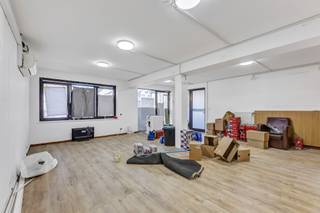 <p>Voor meer info of een bezoek, bel 053 59 49 32 - Te koop:<strong> handelsruimte van ca. 90 m² met grote kelder en ingebouwde kluis</strong>, gelegen op een goede locatie in het centrum van Moorsel, <strong>met gratis parking voor de deur</strong>. Het pand bestaat uit<strong> een ruime commerciële ruimte, een bureauruimte, toiletten en een technische ruimte</strong>. Daarnaast beschikt het over <strong>een grote kelder met een ingebouwde kluis </strong>(voormalige kluis van BNP Bank), wat ideaal is voor veilige opslag of archief. Dankzij de centrale ligging en de vlotte bereikbaarheid is dit pand geschikt voor diverse commerciële activiteiten, kantoor of praktijkruimte. <strong>De handelsruimte is momenteel verhuurd aan 1100 euro per maand.</strong> Een eigen zaak starten kan mits het respecteren van de wettelijke opzegtermijnen. <strong>Optioneel: mogelijkheid tot aankoop van een parkingplaats achter het gebouw voor €5.000.</strong> <strong>EPC C - Asbestveilig</strong></p>