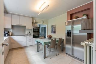 <strong>Instapklare gelijkvloerse woning met 4(5) slaapkamers en zicht op groen op een totale opp van 17a53ca</strong><br /><br />In het rustige en groene Mol Sluis vind je deze charmante gelijkvloerse woning die uitblinkt in ruimte, comfort en functionaliteit.<br />Met <strong>vier volwaardige slaapkamers</strong>, een <strong>vernieuwde keuken </strong>en een <strong>volledig bruikbare kelder</strong> is dit de ideale thuis voor wie comfortabel en rustig wil wonen.<br /><br />Bij binnenkomst kom je in de inkomhal, die meteen toegang biedt tot twee achter elkaar gelegen slaapkamers – perfect als slaapkamers, bureau of hobbyruimte.<br />De ruime en gezellige woonkamer is het hart van de woning, waar een <strong>speksteenkachel</strong> zorgt voor een warme, huiselijke sfeer.<br />Rolluiken aan de ramen zorgen voor <strong>extra comfort en privacy</strong>.<br /><br />De keuken werd recent volledig vernieuwd en uitgerust met <strong>kwalitatieve toestellen</strong>, waaronder een grote Amerikaanse koelkast – ideaal voor wie graag kookt en gezellig tafelt.<br /><br />De <strong>badkamer werd eveneens gerenoveerd</strong> en is voorzien van een dubbele lavabo, een moderne inloopdouche met regendouche en een frisse, hedendaagse uitstraling.<br />Daarnaast zijn er nog twee ruime slaapkamers, wat het totaal op vier volwaardige slaapkamers brengt.<br />Extra pluspunt is nog een aparte kamer die momenteel dienstdoet als <strong>wasruimte</strong>, maar indien gewenst ook als <strong>vijfde slaapkamer </strong>kan worden ingericht.<br />De wasruimte kan eenvoudig worden ingericht in de kelder, waar de aansluitingen voor water, elektriciteit en afvoer reeds aanwezig zijn.<br /><br />Via een zolderluik bereik je de <strong>praktische zolderruimte</strong>, die perfect dienst kan doen als extra bergruimte.<br />De vloer van de zolder is reeds geïsoleerd, wat bijdraagt aan het energiecomfort van de woning.<br /><br />Een absolute troef is de<strong> volledig onderkelderde structuur</strong> van het huis. De kelder is droog, volledig behandeld en daardoor ideaal als opslagruimte, werkplaats of hobbyruimte.<br />Vanuit de kelder heb je ook rechtstreeks toegang tot de <strong>inpandige garage</strong>.<br />Zoals hierboven vermeld, zijn hier de nutsvoorzieningen voorzien, wat het perfect mogelijk maakt om hier een volwaardige wasruimte te installeren.<br /><br />Buiten geniet je van een <strong>ruime, onderhoudsvriendelijke tuin </strong>met een<strong> extra garage</strong>, tuinhuis en houtberging – een droom voor wie graag buiten leeft of nood heeft aan extra ruimte.<br /><u><strong>Achter de woning ligt een natuurgebied, wat zorgt voor een groen uitzicht en een heerlijk gevoel van rust en privacy.</strong></u><br /><br /><em><u>Technische pluspunten zijn onder andere:</u><br />- Nieuwe verwarmingsketel<br />- Isolatie aanwezig in het dak en in de vloer van de keuken<br />- Rolluiken aan de ramen<br />- Goed onderhouden schilderwerken in de volledige woning</em><br /><br /><strong>De woning is gelegen in een rustige straat in Mol Sluis – een groene, aangename buurt met een centrale ligging.<br />Hier woon je in alle rust, maar toch dichtbij winkels, scholen en verbindingswegen.</strong><br /><br /><em>Interesse in deze woning? Neem vrijblijvend contact op voor meer informatie of een bezichtiging. </em>