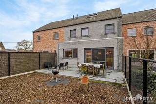 Indeling:Gelijkvloers: inkomhal, gastentoilet, ruime leefruimte met open keuken, garage met elektrische poortEerste verdiep: 3 ruime slaapkamers...