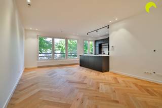 <p><span>Dit volledig gerenoveerde appartement vinden we in een kleinschalig gebouw met zeer lage maandelijkse kosten in de gegeerde Oosterveld-woonwijk.</span></p><p><span>Een mede-eigenaar doet de verdeling van het water en de meters van gas en elektriciteit zijn privaat!</span></p><p><span>De centrale ligging in de zuidrand van Antwerpen, met een optimale verbinding naar invalswegen en de omliggende dorpskernen biedt een goede bereikbaarheid maar garandeert rustig residentieel wonen.</span></p><p><span> </span></p><p><span>Indeling:</span></p><p><span>We nemen de trap tot de eerste verdieping en komen binnen in de centrale hal met vestiairekast en gastentoilet met handenwasser. De mooie parketvloer van de woonkamer en slaapkamers valt meteen op.</span></p><p><span>Vooraan vinden we de lichtrijke leefruimte met aansluitend de open keuken, welke is voorzien van alle nodige toestellen (koelkast, diepvriezer, oven, microgolfoven, vaatwasser, inductie-kookplaat en dampkap) en een groot werkeiland.</span></p><p><span>Via de hal bereiken we achteraan de twee slaapkamers, waarvan de rechte toegang biedt tot het zuidgerichte terras. Dit werd voorzien van een grote opengaande raampartij waardoor het hier van alle seizoenen optimaal kan genieten. Hier is ook de aansluiting voor wasmachine en droogkast voorzien.</span></p><p><span>De badkamer is ingericht met een inloopdouche en een stijlvol lavabomeubel.</span></p><p><span>Bij het appartement horen tevens nog twee handige kelderbergingen.</span></p><p><span> </span></p><p><span>Kortom een appartement voor al wie gesteld is op comfort en stijl op een zeer gunstige locatie!</span></p><p><span> </span></p><p><span>Graag som ik voor u nog even de troeven op van dit eigendom:</span></p><ul><li><span>100% gerenoveerd en zeer mooi afgewerkt met kwalitatieve materialen</span></li><li><span>Condensatieketel, ramen met hoogrendementsglas, conforme elektriciteit en asbestveilig!</span></li><li><span>Optimale lichtinval dankzij de grote raampartijen</span></li><li><span>Kleinschalig en rustig gebouw met lage gemeenschappelijke kosten</span></li></ul><p><span> </span></p><p><span>EPC: 137 kWh/m² jaar (B-label)</span></p><p><span>P-score A - G-score A</span></p><p><span> </span></p><p><span>Voor een bezoek ter plaatse kan u ons contacteren op het nummer 03 449 42 41 of mail ons via hallo@habicom.be</span></p><p><span>Benieuwd naar de waarde van jouw woning? Check het gratis op www.watismijnhuiswaard.be </span></p>