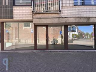 Vul eerst de KANDIDATUURFICHE volledig in door te klikken op volgende link https://ppvastgoed.be/nl/kandidatuurfiche ! Dan pas kan een bezoek ingepland worden. Gunstig gelegen, instapklaar handelspand met een bruikbare vloeroppervlakte van 46m². De locatie geniet van veel passage en kan voor diverse doeleinden gebruikt worden (winkel, kantoor, vrij beroep,…). Het pand is voorzien van een winkelruimte met apart toilet en kelder. Voldoende parkeergelegenheid in de omgeving. Onmiddellijk beschikbaar. De huurprijs: €625/maand + €100 gemeenschappelijke kosten.