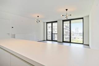 <strong>Prachtig twee-slaapkamerappartement</strong> gelegen op het trendy <strong>Eilandje</strong>.<br /><br />Het appartement is gelegen op de <strong>vijfde verdieping </strong>van residentie Cadiz. De inkomhal met <strong>vestiaire</strong> is voorzien van <strong>gastentoilet</strong>. Vervolgens heeft u <strong>een ruime leefruimte</strong> dewelke baadt in het licht vanwege de <strong>grote raampartijen</strong>. Vanuit de leefruimte heeft u tevens toegang tot <strong>het terras</strong> met <strong>fraai zicht</strong>. De <strong>open keuken is voorzien van alle comfort</strong> met ingebouwde oven, kookplaat, koelkast en vaatwasmachine. <br />Het appartement beschikt over een <strong>hoofdslaapkamer</strong>. Een<strong> tweede slaapkamer</strong> dewelke eveneens dienst kan doen als bureau. De <strong>badkamer</strong> is voorzien van <strong>mooie ruime inloopdouche</strong> en wastafel. Verder heeft u een <strong>berging</strong> met aansluitingen voor was- en droogautomaat. <br /><br /><strong>Autostaanplaats verplicht bij te huren aan 100 EUR/ maand. </strong><br /><br /><strong>Beschikbaar 03/11. </strong><br /><br /><strong>Bijzonderheden:<br /><br /></strong>- Kelderberging<br />- Op het Eilandje<br />- Zéér licht appartement <br />- Winkel en openbaar vervoer op wandelafstand