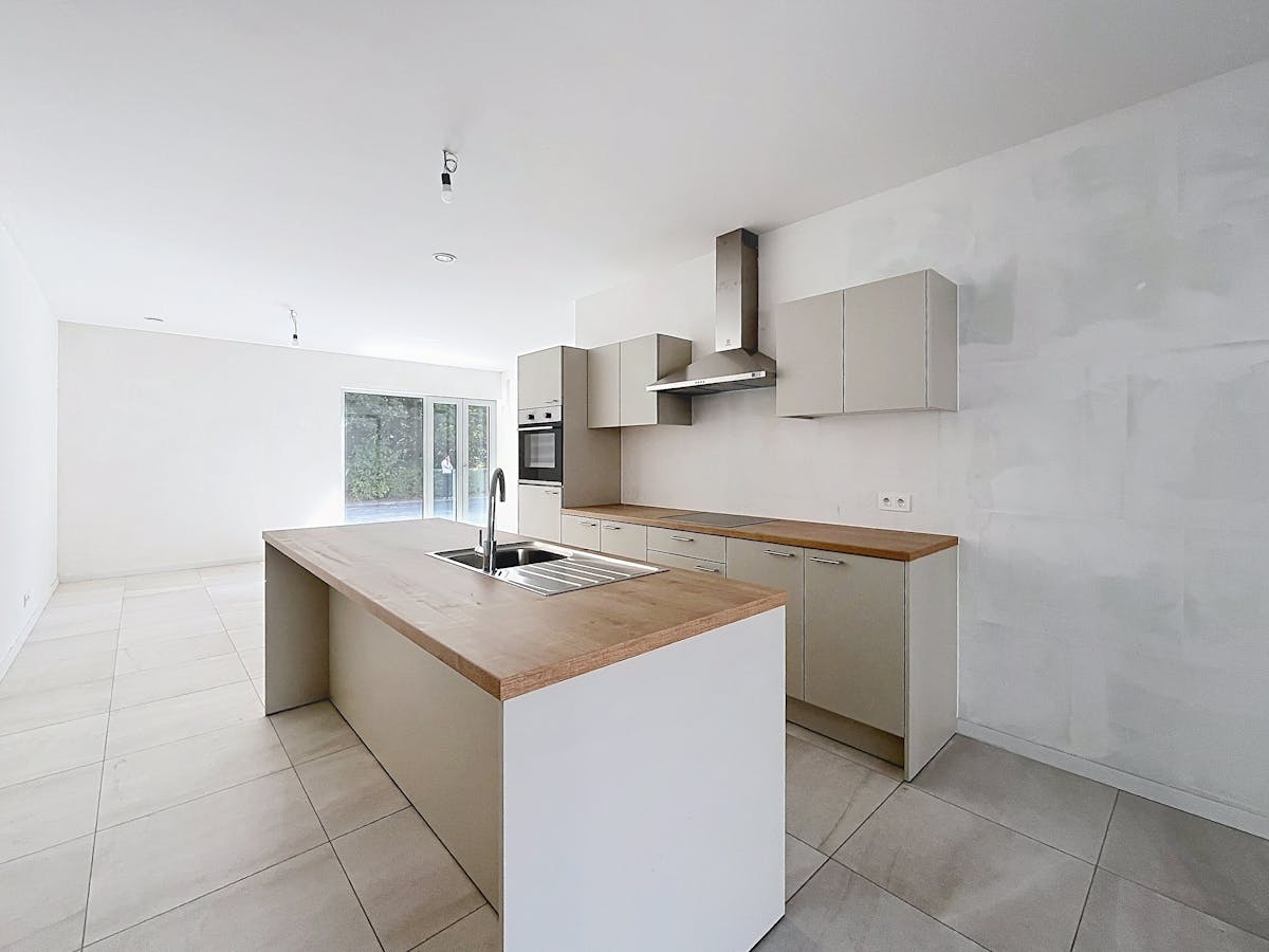 Appartement récemment construit avec terrasse spacieuse et place de parking à louer à Bruges - photo 5