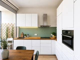 Ontdek dit instapklare appartement op de vierde verdieping van een recent gebouw (2018), ideaal gelegen op wandelafstand van Park Spoor Noord en met maar liefst 3 terrassen! Dankzij de moderne afwerking, energiezuinigheid en uitstekende ligging is dit de perfecte woonst voor zowel eigen bewoning als investering.<br />Via de inkomhal betreedt u de lichtrijke leefruimte met een volledig geïnstalleerde open keuken (inductiekookplaat + dampkap, combi-oven, vaatwasser, koelkast en vriezer). De aangename woonruimte sluit naadloos aan op een gezellig inpandig terras en een extra balkon aan de woonkamer. Verder beschikt het appartement over een praktische berging en een apart gastentoilet.<br />Achteraan bevinden zich twee slaapkamers, rustig gelegen. De master bedroom geeft rechtstreeks uit op een tweede balkon, waar u in alle rust kunt ontspannen.<br />De badkamer is uitgerust met een dubbele lavabo, een douche en aansluitingen voor een wasmachine en droogkast. Door de dakkoepel kan u de ganse dag genieten van natuurlijk zonlicht.<br />Extra troeven zijn de uitstekende energieprestatie (EPC-label A), de gemeenschappelijke fietsenberging met 3 privatieve plaatsen, en de recente bouwkwaliteit van het gebouw.<br />Contacteer ons vandaag nog voor een bezoek en ontdek zelf alle troeven van deze mooie woonst.