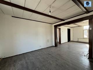 <p><span>IDEALE OPBRENGSTEIGENDOM</span></p><p><span>Richtprijs 199.000 euro</span></p><p><span>Dit pand, gelegen in de dorpskern van Eine biedt tal van mogelijkheden.</span></p><p><span>Momenteel is het een eengezinswoning, voorheen was het een meergezinswoning.</span></p><p><span>De GELIJKVLOERSE VERIEPING bestaat uit 2 delen.</span></p><p><span>Het voorste deel bestaat uit een lege ruimte, daarnaast een ruimte met mogelijkheid voor een keuken en badkamer en living.</span></p><p><span>Het achterste deel bestaat uit een living en diverse ruimtes om keuken, badkamer en slaapkamer te creëren.</span></p><p><span>De EERSTE VERDIEPING is voorzien van living met open keuken, 1 slaapkamer en ruimte voor een badkamer te creëren.</span></p><p><span>Ruime zolder met mogelijkheid voor het creëren van extra slaapkamers.</span></p><p><span>Kelder en garage aanwezig.</span></p><p><span>Ruim terras met buitenberging en zuidgerichte tuin.</span></p><p><span>De woning is voorzien van dubbele beglazing in hout en pvc en wordt verwarmd met aardgas.</span></p><p><span>Deze woning biedt tal van mogelijkheden!</span></p><p><span>Voor info of bezoek bel 0475/51.40.73 of stuur een email naar <span>info@svena.be</span></span></p><p><span> </span></p><p><span>Deze gegevens zijn louter informatief en wij kunnen niet aansprakelijk gesteld worden voor eventuele onjuistheden.</span></p><p><span>De bewoonbare oppervlakte is slechts indicatief.</span></p><p><span> </span></p><p><span> </span></p><p><span> </span></p>