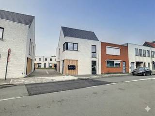 Maison mitoyenne moderne de nouvelle construction avec 3 chambres, jardin et place de parking sous un abri d'auto à louer à Oostkamp. Cette maison bénéficie d'un emplacement très central, à proximité des commerces, à la frontière avec Assebroek et Sint-Michiels.Bâtiment mitoyen composé de 2 étages avec grenier entièrement isolé. Cette maison fait partie d'un nouveau projet de construction composé de 6 maisons et de 2 maisons superposées. La maison a été construite avec des matériaux de haute qualité.Disposition :Général : hall d'entrée avec toilettes invités - salon (30 m²) avec cuisine ouverte (7 m²) avec réfrigérateur-congélateur, lave-vaisselle, plaque vitrocéramique, four (tous les appareils SMEG), double évier - débarras (1) avec raccordement pour machine à laver - depuis le salon lumineux, vous avez un accès direct à la terrasse paysagée (20m²) par la fenêtre coulissante - place de parking sous le carport incluse.1°V. : hall de nuit - 3 chambres (14 m² - 15 m² - 16 m²) - salle de bain avec baignoire, douche et double vasque - toilettes séparées - débarras (2) avec raccordement pour machine à laver - 2°V. : grenier spacieux (33 m²) Dans l'ensemble :- prix de location : 1 100,00 €/mois- gratuit à partir du 01/12/2024Le moyen le plus rapide pour visiter cette propriété ? Demandez votre visite via le bouton rose de notre site web (www.dewaele.com) et Axelle, notre experte en location, vous contactera. Les rendez-vous ne peuvent pas être pris par téléphone. Si vous avez d'autres questions, vous pouvez nous contacter par téléphone au 050 444 999.