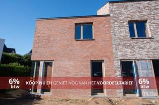 Je komt deze ruime, moderne woning binnen via de inkomhal waar je toegang hebt tot het gastentoilet en de leefruimte. Deze omvat een zithoek, een eethoek en de open keuken. Verder is er op het gelijkvloers ook nog een bureaukamer en een handige berging. Op de eerste verdieping heb je drie volwaardige slaapkamers, een volledig uitgeruste badkamer en een apart toilet. Via een vaste trap kan je nog naar de tweede verdieping die mogelijkheid biedt tot extra slaapkamer(s).<br /><br />Troeven: <br />- Lage energiepeil van E20<br />- Warmtepomp (Lucht-water) voor vloerverwarming en -koeling<br />- Zonnepanelen 1600 Wp<br />- Ventilatie type C<br />- Volledig geïsoleerd <br />- Achtergelegen carport is inbegrepen<br />- Voortuin aangelegd<br /><br />Meer info of een bezoek ter plaatse via tom@immoroba.be of 056 14 02 00<br /><br />Mooi meegenomen: de drie eerste woningen maken deel uit van een reconversieproject waardoor ze kunnen worden aangekocht aan 6% BTW (indien aan de voorwaarden wordt voldaan).