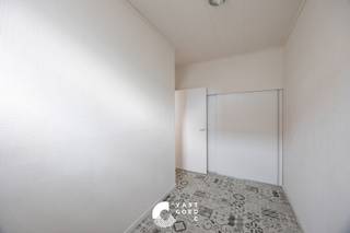 Ben je op zoek naar een woning met 4 slaapkamers en garage pal in het centrum van Peer? Dan is dit pand op een perceel van 2are 47ca precies wat je zoekt! Dankzij de gunstige ligging en talloze mogelijkheden biedt dit pand alles wat je nodig hebt. <br />De woning is zowel langs de voor- als achterkant te bereiken, waarbij je via een servitude in de garage terecht komt. In 2017 werden er enkele renovaties uitgevoerd, waaronder: de verwarming, waterleidingen, de aanbouw met lichtkoepel, vloeren, elektriciteit. In het midden bevind zich een patio, waarop je zicht hebt zowel vanuit de keuken als de opkelder. <br /><br />INDELING: <br />Gelijkvloerse verdieping:<br />- Inkomhal<br />- Ruime leefruimte<br />- Opkelder/bureauruimte<br />- Eetplaats met toegang tot de patio<br />- Keuken<br />- Badkamer met douche-bad<br />- Apart toilet<br />- Buitenberging<br />- Aparte garage <br /><br />Verdieping: <br />- 4 Slaapkamers <br />- Nachthal<br />- Toegang tot de zolder<br /><br />Kelder/Zolder: <br />- De voorraadkelder is bereikbaar via de leefruimte. De opkelder die voorheen gebruikt werd als bureauruimte, situeert zich achter de trap. De zolder is bereikbaar via één van de slaapkamers en beschikt over zoldervloerisolatie. <br /><br />Tuin/Terras:<br />- Leuke stadstuin met losstaande garage. Daarnaast is er een aparte buitenberging aanwezig. <br /><br />EXTRA TROEVEN:<br />+ Centrale ligging<br />+ Perceel langs 2 kanten toegankelijk<br />+ Elektriciteit conform (tot 2042)<br />+ 4 Slaapkamers<br /><br />INTERESSE:<br />Wil je dit pand graag bezichtigen of wens je meer informatie? Neem contact met ons op en we helpen je dichtblij verder!