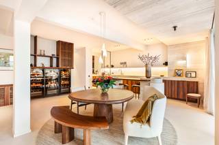 Een uniek karakter met een hoog niveau van detail : een neutrale uniforme natuurlijke pleister op alle vloeren en muren, aangevuld met het...