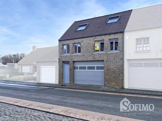 VOLLEDIG GERENOVEERDE, ENERGIEZUINIGE WONING MET GARAGE OP HET GELIJKVLOERS VINDEN WE DE INKOMHAL EN DE RUIME GARAGE MET SECTIONALE POORT.HET...