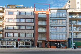 South-facing and bright penthouse studio with two spacious sun terraces for sale. This ready-to-move-in studio is an ideal second home on our coast, located in a prime location, close to the Casino, the Zeedijk, public transport, and numerous shops. Layout:- bright living room - open kitchen including fridge with freezer, stove, hood, microwave and dishwasher- bathroom with sink, toilet and shower cubicle - terrace 1- terrace 2- private basement storagePluses:- lift to the top- small and recent building, 1 apartment per floor- top location: close to shops, public transport, Zeedijk and Casino- 2 spacious wind-free terraces, extending the living space- south-facing- communal garbage room- large private basement- spacious communal basement- plenty of storage space in kitchen cabinets- spacious pallier and staircase with space for cloakroom- there are 2 loading and unloading places over the doorAre you looking for a penthouse studio in a prime location for sale in Middelkerke? Don't hesitate and book your visit today!