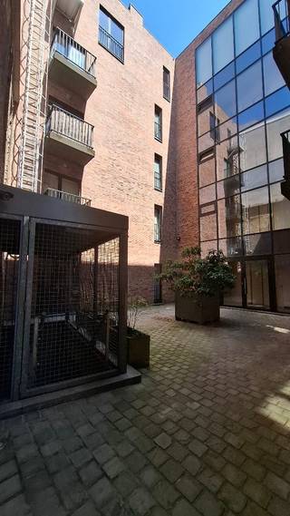 Ruim 2slpk. app met terras op een prachtige locatie vlakbij de Schelde in het historische hart van Antwerpen.<br /><br />De Grote Markt is op 5 min. stappen, maar ook Linkeroever, het Steenplein, de Suikerrui, de Onze-Lieve-Vrouwekathedraal, de kaaien, het Zuidpark, het Conscienceplein en Park Spoor Noord liggen op wandelafstand.<br /><br />Het appartement is goed bereikbaar via de nabijgelegen invalswegen rijdt u vlot naar de Antwerpse ring, noord of zuid.<br /><br />Beschrijving:<br /><br />Het appartement (93m²) is gelegen in een recent en verzorgd gebouw uit 2009. Het appartement werd in 2023 volledig geschilderd en behangen door een professionele aannemer. Bewoont als tweede verblijf dus tiptop in orde. Maandelijkse kosten 146€.<br /><br />U komt binnen via de gang, met aan uw linkerzijde de burchtmuur en de gemeenschappelijke binnenplaats met de inkomhal van het gebouw.<br /><br />Bij het binnenkomen van het appartement zal u verrast worden door de open en lichtrijke leefruimte. De ruime living met parketvloer heeft grote ramen en veel natuurlijk licht en directe toegang tot het terras aan de straatzijde.<br /><br />De open keuken met keramische tegels is volledig uitgerust en sluit naadloos aan op de leefruimte welke uitgeeft op het ruime terras. Naast de keuken bevindt zich een praktische berging met een energiezuinige gas-condensatieketel en aansluiting voor wasmachine en droogkast.<br /><br />Het EPC-label B heeft een score van slechts 117.<br /><br />Op -1 is er een fietsparking<br />Optioneel kan een ondergrondse autostaanplaats bij aangekocht worden.<br /><br />Indeling:<br /><br />Inkomhal met ingebouwde kast.<br />Apart toilet met handenwasser.<br />Leefruimte 36 m² met open keuken (Kvik 2023) voorzien van kwalitatieve toestellen.<br />Praktische technische berging met ventilatiesysteem en aansluiting voor wasmachine en droogkast.<br />Verzorgde badkamer met ruime inloopdouche en dubbele lavabo (Nieuw 2023)<br />Hoofdslaapkamer 11m² met terrasje dat uitgeeft op de binnenkoer.<br />2de slaapkamer 9m².<br /> <br />Stedenbouwkundige inlichtingen: in aanvraag.<br /><br />