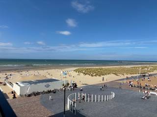 Nieuwpoort-bad, appartement met 3 slaapkamers en zicht op het pittoreske kerkje en de zee met zijn staketsel. Indeling: mooie inkomhal met toegang tot de leefruimte voorzien van een op maat gemaakte keuken en prachtige natuursteenaccenten. Het keukeneiland en de zitbank vormen één geheel wat voor 'rust' zorgt. Vanop de bank heb je een magnifiek zicht op de zee en het staketsel. De leefruimte geeft uit op het terras waar je van 's ochtends tot iets na de middag in de zon kan zitten. Er is een apart toilet en de badkamer is voorzien van een inloopdouche en dubbele wastafel; 3 ruime slaapkamers waarvan 2 uitgevend op een zuid-west gericht terrasje. Parket, natuursteen en toestellen van Miele zorgen voor dat tikkeltje meer. De residentie werd recent volledig gerenoveerd; er is een gemeenschappelijke fietsberging en een private kelder voorzien. <br /><br />Bel Dries, ook op zon-en feestdagen, 0478/937.935, of kom langs op kantoor 'Immo Maritiem' naast het kerkje in Nieuwpoort-bad.