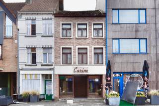 Dit uiterst goed gelegen handelspand met woonst geniet een gunstige commerciële ligging in het centrum van Eeklo! De symmetrische inkom, met twee...