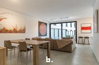 Ontdek de Residentie Sint-Amandus, een eigentijds nieuwbouwproject met 23 ruime en lichtrijke appartementen, ideaal gelegen op de hoek van de Kortrijkstraat en de Harelbeekstraat, vlak bij de markt van Zwevegem.<br /><br />De appartementen zijn ontworpen met oog voor comfort, kwaliteit en duurzaamheid. Dankzij de grote raampartijen geniet je van overvloedig daglicht en een prachtig zicht op de groene, rustig aangelegde binnentuin. De ruime terrassen bieden een heerlijke plek om te ontspannen in alle privacy.<br /><br />✨ Troeven:<br />- Centrale ligging op wandelafstand van winkels, horeca en openbaar vervoer<br />- Energiezuinig en duurzaam (BEN-normen)<br />- Ruime leefterrassen met groene binnentuin als uitzicht<br />- Hoogwaardige afwerking met keuze naar eigen smaak<br />- Ondergrondse autostaanplaatsen en bergingen beschikbaar<br />- Lift aanwezig in het gebouw<br /><br />Mogelijkheid tot aankoop aan verlaagd btw-tarief van 6%<br /><br />Of je nu op zoek bent naar een kwalitatieve woonst of een interessante investering, Residentie Sint-Amandus combineert modern comfort, centrale ligging en duurzame kwaliteit in één uniek project.