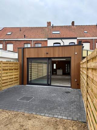 Energiezuinige totaalrenovatie (A) met 3 slaapkamers, dressing en zonnige tuin mét uitweg (inclusief 2 standplaatsen)Energiezuinige totaalrenovatie...
