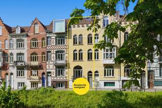 In een groene, residentiële omgeving net buiten de historische binnenstad van Brugge bevindt zich dit uitzonderlijk gerenoveerd burgerhuis...