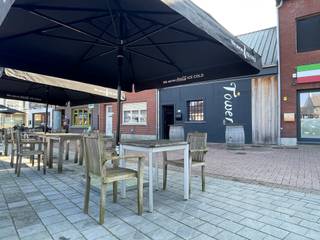 Deze met duurzame materialen ingerichte whisky en wijnbar bevindt zich midden op het dorpsplein. Het beschikt over een terras vooraan, een...