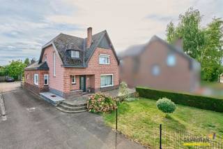 Cette maison très centrale est située à 1,4 km du centre de Lommel, tout en étant proche de la forêt.Par le hall d'entrée, vous entrez dans l'espace...