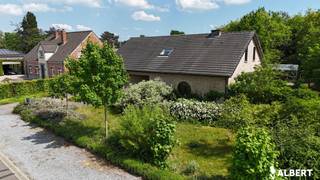 Deze mooie woning in Diepenbeek ( Lutseluswijk) uit 1998 bevindt zich op een ruim perceel van 1315m² en biedt een bewoonbaar oppervlakte van 239m² . (Bron EPC)<br />De woning is volledig onderkelderd en combineert praktische ruimtes met een rustige groene omgeving.<br />De leefruimte geniet van een aangename lichtinval en een open zicht op de tuin, wat zorgt voor een rustige en huiselijke sfeer. De keuken sluit hier mooi op aan en is praktisch ingericht voor dagelijks gebruik.<br />Op de gelijkvloers bevinden zich 2 kamers die momenteel dienst doen als hobbykamer en bureau. Er is ook een grote wasberging aanwezig.<br />Op de verdieping bevinden zich nog 3 slaapkamers. De badkamer is uitgerust met zowel een douche als een bad.<br />De overloop is ruim en er is zelfs een speelhoek.<br />Het overdekt terras met 2 extra luifels, georiënteerd naar het zuidoosten, vormt een fijne plek om te genieten van de ochtend- en middagzon. De tuin biedt een groen uitzicht en een gevoel van privacy, ideaal voor wie houdt van rust en natuur.<br /><br />Op het perceel staat een aparte garage uit 2004 met atelier /carpoort.<br /><br />De woning is energiezuinig met EPC label B. <br />Er zijn zonnepanelen met groene stroomcertificaten ter waarde van ongeveer 13000€. <br />Het huis is asbestveilig en de elektrische installatie is conform.<br /><br />Kortom, comfortabel en zorgeloos wonen in het mooie Diepenbeek!<br /><br />Wens je dit pareltje te bezichtigen? Contacteer me op nathalie.poelmans@albert.immo of 0477/493871<br /><br />Bij Albert kom je thuis!