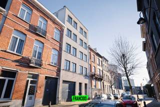 Gelegen in een rustige wijk van Molenbeek op een steenworp van metro station Osseghem bieden wij een parkeerplaats nummer 11 aan in de...