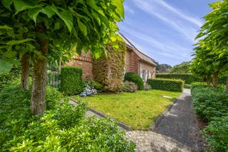 <p>Een charmante, energiezuinige villa met zwembad en indrukwekkend houten poolhouse in het groen van Zoersel</p>
<p>Te koop via PREVIEW – eerste kijkdag op zaterdag 11 juli, enkel op afspraak</p>
<p>In een rustige, doodlopende straat in Zoersel, verscholen tussen het groen, bevindt zich deze bijzonder charmante woning die uitblinkt in ruimte, licht, comfort en privacy. Dankzij de uitstekende ligging geniet u hier van absolute rust en een groene omgeving, terwijl het centrum, scholen en alle voorzieningen vlot bereikbaar blijven.</p>
<p>Bij het betreden van de woning wordt u meteen omarmd door een warme en uitnodigende sfeer. Een lichte inkomhal met gastentoilet en vestiarekast verwelkomt u in deze charmante woning. De ruime leefruimtes genieten dankzij de grote raampartijen van een overvloed aan natuurlijk licht en staan in directe verbinding met de prachtig aangelegde tuin met zwembad en meerdere terrassen. De combinatie van hoogwaardige materialen, warme accenten en een doordachte indeling zorgt voor een bijzonder aangename woonbeleving.</p>
<p>De woonkamer vormt samen met de eetruimte het hart van de woning en beschikt over een sfeervolle gashaard, die zorgt voor extra warmte en gezelligheid tijdens de koudere maanden. De volledig ingerichte keuken sluit hier harmonieus op aan en biedt alle comfort voor dagelijks gebruik en gezellige momenten met familie en vrienden.</p>
<p>Een elegante houten trap met een prachtige vide leidt u naar de eerste verdieping waar de slaapkamers zich bevinden. De woning beschikt over een ruime mastersuite met een royale dressing en een stijlvolle badkamer, waardoor een echte privé-oase ontstaat. Daarnaast zijn er drie zeer ruime kinderkamers. Eén van deze kamers geniet dankzij de rechtstreekse verbinding met een volledig ingerichte zolderverdieping over een unieke extra ruimte, ingericht als een echte droomstudio voor elk kind. De kinderen beschikken bovendien over een aparte, ruime badkamer, uitgerust met een bad, inloopdouche, lavabo en toilet.</p>
<p>Verder beschikt de woning over een ruime waskamer, een praktische garage voor één wagen en een carport, waardoor ook op praktisch vlak aan alle comfort werd gedacht.</p>
<p>De zonnige, volwassen tuin met zwembad biedt volledige privacy en vormt de ideale setting voor lange zomeravonden, gezellige diners of ontspannen momenten met familie en vrienden.</p>
<p>Een absolute blikvanger van deze eigendom is het indrukwekkende houten poolhouse in de tuin. Dit stijlvolle bijgebouw vormt een volwaardige tweede leefruimte en is uitgerust met een gezellige zitruimte met kachel, een sfeervolle bar, een aparte bureauruimte, een sauna, douche en toilet. Hierdoor biedt het poolhouse een uitzonderlijke flexibiliteit: van ontspannings- en wellnessruimte tot volwaardige werk- of gastensuite. In combinatie met het zwembad, de zonnige terrassen en het omliggende groen ontstaat hier een unieke buitenbeleving met een permanent vakantiegevoel in eigen tuin.</p>
<p>Ook op vlak van energiezuinigheid scoort deze woning uitstekend dankzij de talrijke zonnepanelen, goed voor een gunstig EPC-label B, waardoor hedendaags comfort perfect gecombineerd wordt met duurzaam wonen.</p>
<p><strong>Bijzonderheden</strong></p>
<ul>
<li>Zee van ruimte en uitzonderlijke lichtinval</li>
<li>Prachtig aangelegde tuin met zwembad</li>
<li>Imposant houten poolhouse met wellness- en leeffaciliteiten</li>
<li>Energiezuinig wonen met EPC-label B</li>
<li>Aanzienlijke zonnepaneleninstallatie (PV)</li>
<li>Asbestvrij</li>
</ul>
<p>Kortom: een uitzonderlijk charmante en energiezuinige villa waar ruimte, licht, natuur en luxe buitenbeleving samenkomen. Een unieke thuis voor wie op zoek is naar rust, privacy en een hoogwaardige woonomgeving in het groene Zoersel.<br /><br />Voor meer informatie of bezoek aan deze gezellige woning neem contact met Sigalit via sigalit@reds.be of op 0475668474</p>