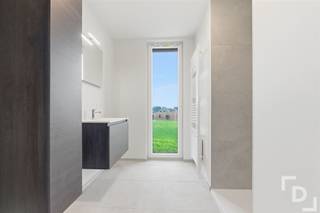 In de groene omgeving van Proven vinden wij dit nieuwbouwproject op de kruising tussen de Baron Mazemanlaan en de Terenburgseweg.Dit project bestaat uit verschillende nieuwbouwwoningen bestaande uit zowel gesloten- als halfopen bebouwingen.De woningen zullen volledig afgewerkt en instapklaar verkocht (professioneel geschilderd, tuinomheining, terras en grasmatten aanwezig,...). Hierdoor bent u gespaard van alle mogelijke afwerkingen na de aankoop.Dankzij de sloop- en heropbouw van dit project heeft u de kans om deze woningen aan te kopen aan 6% BTW, mits voorwaarden voor eigen gebruik of verhuring.Dit project bestaat uit.Woning 1 - Gesloten woning: (Modelwoning en hoogwaardig afgewerkt met maatwerk en ingebouwde kasten): oppervlakte terrein: 187m², bebouwde oppervlakte: 135,55m² - Prijs: €360.328Woning 2 - Gesloten bebouwing: oppervlakte terrein: 181m², bebouwde oppervlakte: 135,55m² - Prijs: €316.600,75Woning 3 - Gesloten bebouwing: oppervlakte terrein: 181m², bebouwde oppervlakte: 135,55m² - Prijs: €316.600,75Woning 4 - Gesloten bebouwing: oppervlakte terrein: 181m², bebouwde oppervlakte: 135,55m² - Prijs: €316.600,75Woning 5 - Halfopen bebouwing: oppervlakte terrein: 240m², bebouwde oppervlakte: 135,55m² - Prijs: €335.650,75Woning 6 - Halfopen bebouwing: oppervlakte terrein: 295m², bebouwde oppervlakte: 134,53m² - Prijs: €350.248,45Woning 7 - Gesloten bebouwing: oppervlakte terrein: 197m², bebouwde oppervlakte: 134,13m² - Prijs: €318.752,45Woning 8 - Halfopen bebouwing: oppervlakte terrein: 266m², bebouwde oppervlakte: 134,53m² - Prijs: €341.548,48Iedere halfopen woning heeft ook nog de optie tot een carport voor €10.800.Extra's:* Volledig afgewerkte woningen* E-peil: 30* Volledig professioneel geschilderd* 12 zonnepanelen van 5400WP + hybride omvormer om gemakkelijk een thuisbatterij op aan te sluiten* Regenput aanwezig