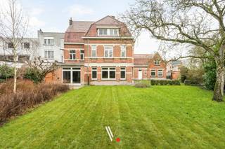 In het centrum van Izegem bevindt zich deze indrukwekkende eclectische burgerwoning die klasse, ruimte en karakter moeiteloos verenigt.Gelegen op een...