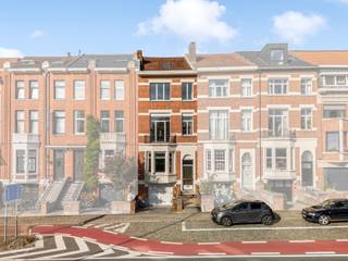 Met plezier stellen wij u deze prachtige en klassevolle herenwoning voor, gelegen op de Leuvense ring aan Naamsevest 34, op een toplocatie vlak bij belangrijke invalswegen, de Delhaize, bushaltes en het centrum van Leuven. De statige voorgevel spreekt meteen boekdelen en geeft deze woning een indrukwekkende, karaktervolle uitstraling. Parkeren kan bovendien voor de deur, op de eigen oprit én in de inpandige garage: een absolute zeldzaamheid in centrum Leuven. Met een bewoonbare oppervlakte van maar liefst 260 m² (ref. EPC) geniet u hier van een zee aan ruimte en talloze mogelijkheden, waaronder het creëren van maar liefst vijf slaapkamers. De woning heeft unieke elementen met onder meer een charmante erker aan de woonkamer, een balkonnetje, een royale trappenhal en een sierlijke inkomhal met niveauverschil. De indeling zit reeds goed; de keuken kijkt dankzij grote raampartijen uit op de aangename stadstuin met groen, een heerlijke buitenruimte in de stad. De ruime badkamer bevindt zich op het tussenverdiep richting de slaapkamers. Daarnaast beschikt de woning over zowel een kelder als een zolder, ideaal als praktische bergruimte. Dankzij EPC-label C geldt er geen renovatieverplichting, waardoor u gefaseerd en zonder tijdsdruk kunt moderniseren. Wie historiek, klasse en ruimte op een strategische locatie wil combineren, vindt hier een echte buitenkans en kan van deze woning een droomhuis maken. Interesse? Contacteer ons via info@homies.be of 016 22 82 22. (stedenbouw in aanvraag)