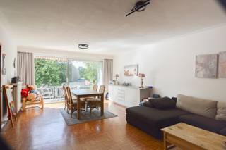 <h3><strong>Ruim appartement met parkzicht, garage en terras op topligging in Merksem</strong></h3>
<p>Gelegen op de tweede verdieping van een verzorgd appartementsgebouw met lift, geniet dit instapklaar appartement van een prachtig uitzicht op het Runcvoortpark in Merksem. Dankzij de aanwezigheid van een inpandige garage, kelderberging en een ruim terras is dit een ideale huurwoning voor wie comfort en ligging weet te appreciëren.</p>
<h3><strong>Indeling van het appartement</strong></h3>
<ul>
<li>
<p><strong>Inkomhal</strong> op tegelvloer, voorzien van ingebouwde vestiairekasten en een gastentoilet met handenwasser.</p>
</li>
<li>
<p><strong>Leefruimte</strong> van 35m² op laminaat met veel lichtinval en directe toegang tot een <strong>aanpalend terras van 10m²</strong> met zicht op het park.</p>
</li>
<li>
<p><strong>Keuken</strong> van 10m² op tegel, uitgerust met een dubbele lavabo, elektrische kookplaat, dampkap, oven en vaatwasser.</p>
</li>
<li>
<p><strong>Hoofdslaapkamer</strong> van 15m² op laminaat, met toegang tot een <strong>privatief balkon van 4m²</strong>.</p>
</li>
<li>
<p><strong>Tweede slaapkamer</strong> van 11m² op laminaat.</p>
</li>
<li>
<p><strong>Badkamer</strong> op tegel voorzien van een enkele lavabo en een combinatie ligbad/douche.</p>
</li>
<li>
<p><strong>Inpandige garage</strong> en <strong>kelderberging</strong> inbegrepen in de huurprijs.</p>
</li>
</ul>
<p>Dit appartement combineert ruimte, comfort en een uitstekende ligging met zicht op het Runcvoortpark. In de huurprijs zijn naast de garage en kelderberging ook de vaste kosten inbegrepen zoals: <strong>onderhoud van de gemeenschappelijke delen, ruimen van de beerput, keuringen van de lift, minuterie en privatief waterverbruik</strong>. Een zorgeloze woonervaring in hartje Merksem!</p>
<p><strong>Interesse? Contacteer ons vrijblijvend via 03 535 12 75 voor meer informatie of een bezoek.</strong></p>
<h3><strong>Verhuurvoorwaarden</strong></h3>
<ul>
<li>
<p><strong>Beschikbaar vanaf 01/12/2026</strong></p>
</li>
<li>
<p><strong>Ingaande plaatsbeschrijving</strong> door een extern expertisebureau</p>
</li>
<li>
<p><strong>Waarborg</strong>: 3 maanden, te storten op een geblokkeerde rekening bij Korfine<br /><strong><br />Bewoonbare oppervlakte</strong>: gebaseerd op de <strong>bruikbare vloeroppervlakte zoals vermeld in het EPC</strong></p>
</li>
</ul>