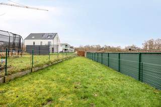 <p>Immo DAVID vous propose cette maison bel étage bien entretenue et prête à emménager, avec trois chambres de 9, 13 et 15 m², idéale pour ceux qui souhaitent vivre confortablement et au calme tout en restant proches des commodités. L’entrée se fait par une porte solide qui procure immédiatement un sentiment de sécurité. Le hall d’entrée dispose d’un placard encastré et d’un WC séparé. De là, vous accédez directement au garage et à la cave de 51 m², pouvant accueillir plusieurs voitures, vélos, du stockage ou un espace hobby. À l’arrière, un jardin soigné vous permet de profiter du calme et de l’extérieur.</p>
<p>Au premier étage se trouve un séjour lumineux avec parquet chaleureux et cheminée, créant une atmosphère conviviale. Les grandes fenêtres apportent une belle luminosité et une agréable sensation d’espace. Des volets électriques sont installés côté rue pour plus de confort et d’intimité. La cuisine fermée et entièrement équipée communique harmonieusement avec le séjour. Depuis la cuisine comme depuis le living, vous accédez à la terrasse de 26 m² avec espace de rangement, idéale pour profiter de moments agréables en extérieur.</p>
<p>Le deuxième étage comprend trois chambres confortables et une salle de bain fonctionnelle avec un second WC. La maison est construite avec des voûtes en béton solides, garantissant une structure durable. Situation idéale : proche du centre de Zellik, de la gare, de la piste cyclable rapide, du ring de Bruxelles, du Bois du Laerbeek et de l’UZ Bruxelles. Commerces, écoles et transports en commun accessibles à pied.</p>