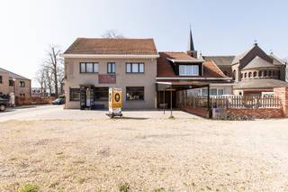 Taverne met groot buitenterras en woongelegenheid nabij het fiets knooppunten net en op de as Kasterlee - Geel.<br /><br />Indeling gelijkvloers: via het grote buitenterras komen we in de gebruiksklare taverne met toog. Links achteraan bevindt zich het sanitaire gedeelte met de nodige voorzieningen in aparte ruimtes voor dames en heren. Van achter de toog komen we in de keuken. Verder rechts, de opslagkamer met de nodige voorzieningen voor wasmachine, droogkast en de inpandige garage. Aan de linkerzijde van de keuken is de trap naar de bruikbare kelder en de ingang naar het woongedeelte.<br /><br />De eerste verdieping bestaat uit een grote vide met toegang tot zithoek en eetplaats van ca. 40 m². De master bedroom van ca. 16 m², (vide, leefkamer en master bedroom zijn ingelegd met eikenhouten parket) en de grote badkamer met douchecabine, toilet, lavabo en het hoekbad. De trap naar de 2de verdieping brengt ons naar 2 grote polyvalente kamers. Verder beschikt dit gebouw over een bergplaats en een binnenkoer met fietsstalling.<br /><br />Extra info: aparte bergplaats I binnenkoer met fietsstalling I Energielabel D. Watertoets: P-score A I G-score A l EPC; energielabel D.