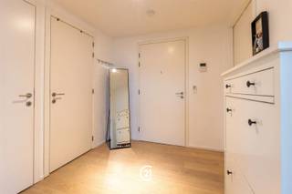 Appartement récent et parfaitement entretenu, construit en 2016, situé au deuxième étage d'un immeuble bien entretenu et équipé d'un ascenseur. L'appartement bénéficie d'un emplacement calme à l'arrière du bâtiment. L'agréable pièce à vivre dispose d'une cuisine ouverte et donne directement sur une terrasse couverte très accueillante. L'appartement comprend également une chambre spacieuse avec un dressing attenant et une salle de douche fonctionnelle. Une place de parking souterraine et un débarras privatif en sous-sol doivent être achetés obligatoirement au prix de 28 000 €. Il y a également un local à vélos commun. L'appartement est actuellement loué et constitue donc un investissement intéressant. À proximité des commerces, des écoles et des principaux axes routiers. PEP B (162)
