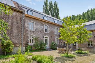 Welkom in deze uitzonderlijke woning, prachtig gelegen midden in het groen in Herk-de-Stad. Omgeven door bomen en uitgestrekte velden geniet je hier van absolute rust, zonder in te boeten op comfort en ruimte. De hoeve werd opgedeeld in 5 woningen, waarvan wij de laatste grote woning nog te koop aanbieden.<br /><br />De stijlvolle en ruime woning biedt maar liefst 280 m² bewoonbare oppervlakte en is volledig gestript en grondig gerenoveerd met oog voor kwaliteit en detail. Er werd uitsluitend gewerkt met hoogwaardige materialen, zowel qua afwerking als isolatie en technieken. Zo werden er o.a. een geothermische warmtepomp geplaatst, zonnepanelen en werd de volledige woning geïsoleerd. Dit alles resulteert in een energiezuinige en duurzame woning (EPC A) met behoudt van authentieke charme.<br /><br />Op het gelijkvloers bevinden zich een lichtrijke leefruimte en een open keuken met eetkamer. De op maat gemaakte keuken is netjes afgewerkt en uitgerust met de nodige technieken. Alle ruimtes zijn voorzien grote ramen die een schitterend zicht bieden op het omliggende groen en zorgen voor een overvloed aan natuurlijk licht.<br /><br />Op de eerste verdieping vind je maar liefst drie ruime slaapkamers en een moderne badkamer met douche, toilet en lavabo. <br /><br />De tweede verdieping is een ware privé-oase, met een zeer grote slaapkamer met ruimte voor het installeren van een dressing en een luxueuze badkamer met bad, douche, dubbele lavabo, toilet en aansluitingen voor wasmachine, droogkast en extra bergruimte.<br /><br />De kelder werd volledig bekuipt en is zo ideaal als wijnkelder of extra opslagruimte.<br /><br />In de tuin achter de woning kan een terras worden aangelegd (reeds vergund), zodat je in alle rust kan genieten van het open uitzicht zonder inkijk van buren. Verder kan je ook genieten van de gezellige binnenkoer en het prachtige domein omheen de hoeve. <br /><br />Een unieke kans voor wie op zoek is naar ruimte, rust, topkwaliteit en een prachtige ligging. Neem snel contact op en laat je verrassen door deze uitzonderlijke woning!