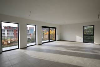 Dit modern ruim appartement is gelegen op de tweede verdieping in een rustige straat. U beschikt over een autostaanplaats en een aangename zuid gericht terras. De indeling van het appartement is als volgt: U betreedt het appartement via de ruime inkomhal met apart toilet en vestiaremogelijkheden. Verder bereikt u de open ingerichte keuken, voorzien van alle nodige toestellen en aanpalend een berging. De lichtrijke living en eetkamer hebben rechtstreeks toegang tot het terras. Op de nachthal bevinden zicht twee slaapkamers en een ingerichte badkamer met dubbele lavabo, ligbad en inloopdouche.Nog enkele troeven van dit appartement: Centrale verwarming op aardgas, hoogwaardige en luxueuze afwerking, geschilderd, tuinonderhoud wordt voor u gedaan (hagen scheren en gras afrijden), parkeerplaats aan € 50/maand (verplicht), lage algemene kosten van € 50,00/maand, laag E-peil en het appartement is vrij vanaf 1 februari 2026.Interesse? Aarzel zeker niet om ons vrijblijvend te contacteren!