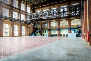 <strong>5.100 m² magazijn met niveau</strong> te huur in de voormalige Interscaut elektriciteitscentrale in Schelle. Prachtig gelegen langs de Schelde en op slechts enkele minuten van de A12 en E19.<br />Vandaag biedt deze <strong>iconische site met unieke werkomgeving door karakter én geschiedenis</strong>. <br /><br />Binnen de beschikbare ruimte van 5.100 m² vind je een <strong>indrukwekkende open hal van ongeveer 36 meter x 82 meter</strong>, met een <strong>vrije hoogte van 23,40 meter</strong>. De ruimte is voorzien van een <strong>rolbrug </strong>met een hefvermogen van 16 ton, een <strong>goederenlift </strong>en <strong>drie sectionaalpoorten</strong> van 3,25 bij 4,37 meter. De draagkracht van de vloer bedraagt 1,5 t/m² op het grijze gedeelte en <strong>maar liefst 8,5 t/m²</strong> op de rode vloer. Deze unieke combinatie van locatie, volume en industriële uitstraling biedt een bijzonder kader voor wie op zoek is naar een flexibele en karaktervolle ruimte.<br /><br />Contacteer <strong>PANORAMA B2B</strong> voor bijkomende inlichtingen of een vrijblijvend plaatsbezoek <strong>0477 91 10 00</strong>.