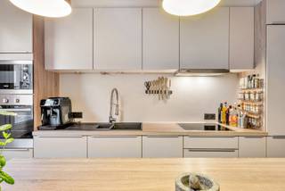 <p>Bent u op zoek naar een instapklare, gerenoveerde rijwoning op een toplocatie in het bruisende Ledeberg? Dan is dit charmante pand absoluut een bezoek waard. Gelegen in een rustige straat met weinig doorgaand verkeer geniet u hier van een stijlvol interieur, conforme elektriciteit en een gezellige koer biedt deze woning alles voor wie centraal wil wonen zonder in te boeten op comfort.</p>
<p>Indeling:</p>
<p>Via de inkomhal met plaats voor een fiets betreedt u de ruime, lichtrijke leefruimte die naadloos overloopt in de moderne open keuken met eiland. Achteraan bevindt zich een praktische berging met toilet en wasplaats, en via de achterdeur heeft u toegang tot de gezellige koer, ideaal om te ontsnappen aan de drukte van de stad.</p>
<p>Op de eerste verdieping vindt u een slaapkamer van 15 m² en een stijlvolle badkamer met inloopdouche, lavabo en toilet. De tweede verdieping biedt nog eens 2 extra volwaardige slaapkamers. Via de laatste kamer bereikt u de zolder, die bijkomende opbergruimte biedt.</p>
<p>Vermelde oppervlakten zijn louter informatief en niet bindend.</p>
<p>Voor meer informatie of een bezoek kunt u contact opnemen met Lisse:</p>
<p>lisse@cornelis-goeman.be of 0477 17 19 12.</p>