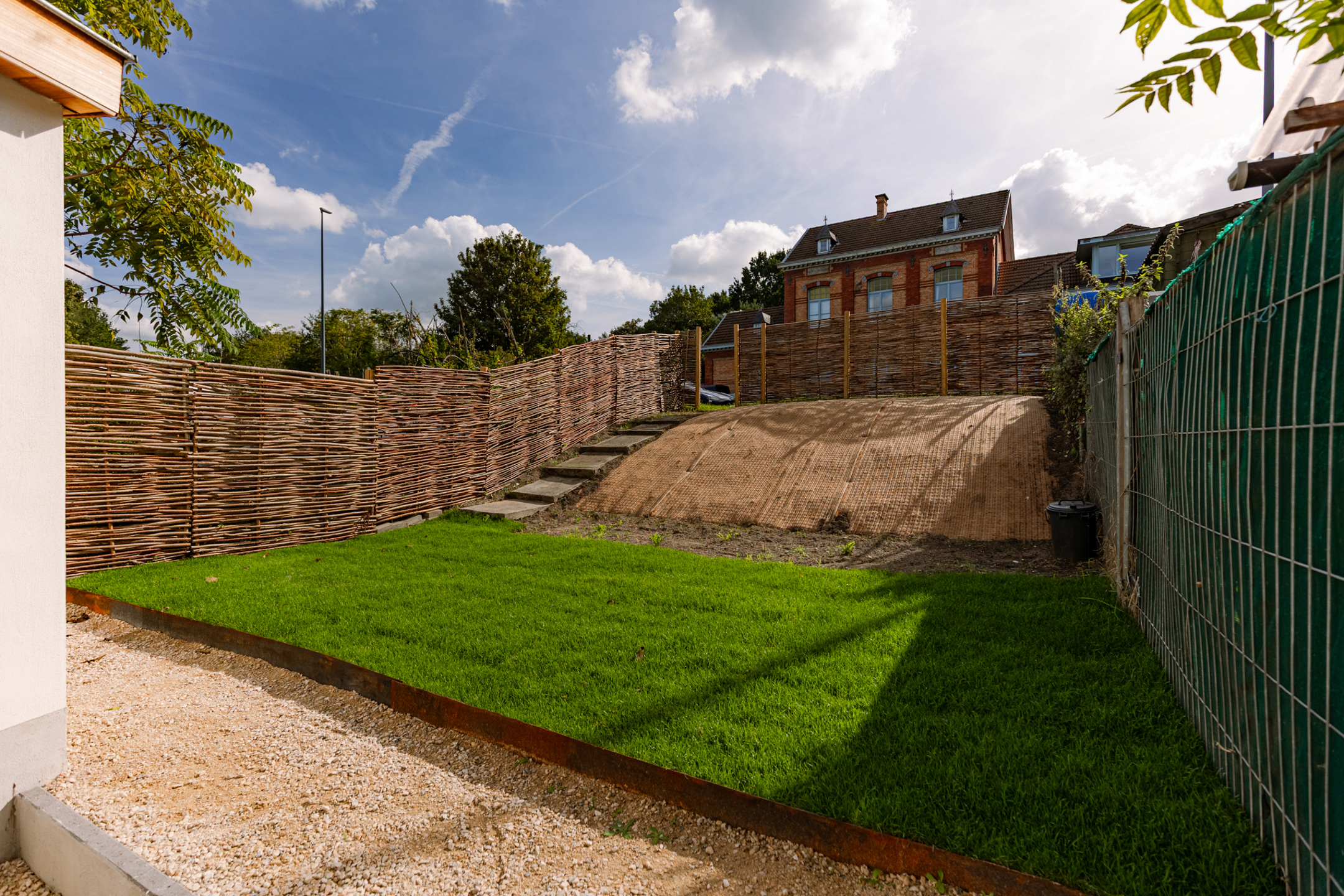 Ruime gezinswoning met 4 slaapkamers, zonnig terras en mooie tuin - foto 3