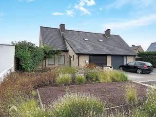 <p>Instapklare halfopen woning op een mooi perceel, rustig gelegen in een aangename woonwijk en toch nabij alle voorzieningen, waaronder een speelplein, treinstation, winkels en scholen.De woning omvat een inkomhal met apart gastentoilet, een lichtrijke leefruimte met zit- en eethoek en een leefkeuken, voorzien van alle comfort. Vanuit de keuken is er rechtstreeks toegang tot de tuin met terras, zonneluifel, overdekte loungehoek en tuinberging. Verder beschikt de woning over een ruime inpandige garage met zolderniveau, een berging en twee staanplaatsen. Op de verdieping bevinden zich een nachthal, drie volwaardige slaapkamers en een badkamer met inloopdouche, lavabomeubel, kasten en een tweede toilet.</p>
<p>Extra troeven:</p>
<ul>
<li>Gunstig EPC</li>
<li>Voorzien van 12 zonnepanelen en zonneboiler</li>
<li>Thuisbatterij en laadpaal</li>
<li>Waterverzachter</li>
<li>Regenwaterput van 5.000 liter</li>
<li>Gezellige tuin met loungehoek en terras met zonneluifel</li>
<li>Rolluiken en zonnescreens</li>
<li>Inpandige garage met zolderniveau</li>
<li>Oprit voor 2 wagens</li>
<li>Rustige ligging nabij alle voorzieningen</li>
</ul>
<p>Deze woning is te koop ZONDER makelaar via het concept van Smart Houses! Wenst u verdere inlichtingen of een bezoek? Contacteer rechtstreeks de eigenaar via <span>+32477799216</span></p>