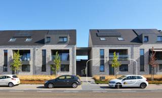 INDELING APPARTEMENT:<br />- GELIJKVLOERS: Inkomhal en gastentoilet, woonkamer (8,90 x 5,00 m) met groot schuifraam dat uitgeeft op het terras (8,00 x 6,00 m) en de volledig omsloten tuin (50m²), open keuken (4,00 x 3,40 m) voorzien van vitro-keramisch fornuis, rvs afzuigkap, rvs spoelbak, vaatwasmachine, oven en koelkast, berging/wasplaats (3,64 x 2,46 m) met uitgietbak en plaats voor wasmachine en droogkast. Nachthal, slaapkamer 1 (3,80 x 3,50 m), slaapkamer 2 (5,15 x 2,46 m), badkamer (3,34 x 2,46 m) met inloopdouche, dubbele wastafelmeubel en sierradiator.<br />- KELDERVERDIEPING: Twee ruime parkeerplaatsen en grote kelderberging (3,80 x 3,73 m). De kelderverdieping is bereikbaar via automatische sectionale poort.<br /><br />BIJKOMENDE INFORMATIE:<br />- Ramen: Aluminium ramen met dubbele beglazing. <br />- Verwarming: CV-aardgas. <br />- EPC: 36 kWh/m² - Label: A.<br />- Vloeren: Moderne vloertegel in alle ruimtes.<br />- De tuin is volledig omsloten en toegankelijk via een zijpoortje. <br />- Bijna Energie Neutraal appartement voorzien van zonnepanelen. Lage energiekosten.<br />- Gemeenschappelijke kosten: 75,- EUR/maand.<br />- Beschikbaar vanaf 01/10/2026.
