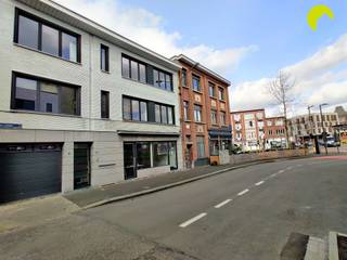 <p><span>Bent u op zoek naar een lichtrijk appartement in hartje Mortsel? Dan is dit het appartement voor u! </span></p><p><span>Op wandelafstand van winkels, scholen en openbaar vervoer. </span></p><p><span> </span></p><p><span>Indeling: </span></p><p><span> </span></p><p><span>Via de trap gaan we naar de tweede en hoogste verdieping van dit gebouw. </span></p><p><span>We komen meteen binnen in de ruime, lichtrijke leefruimte. De leefruimte geeft toegang tot 2 slaapkamers. </span></p><p><span>De open keuken is voorzien van kasten en toestellen en staat in verbinding met het gezellige terrasje. </span></p><p><span>Tussen keuken en slaapkamer vinden we de badkamer waar een douche, toilet en lavabo is voorzien alsook de aansluiting voor wasmachine. </span></p><p><span>Een handige berging die aansluit op de keuken is voorzien van legplanken. </span></p><p><span> </span></p><p><span>Ook is er een kelderberging voorzien.</span></p><p><span> </span></p><p><span> </span></p><p><span>Nuttige informatie:</span></p><p><span> </span></p><ul><li><span>De maandelijkse kosten bedragen € 25,- (onderhoud kelders, minuterie, poetsen gang).</span></li><li><span>Waarborg: 3 maanden</span></li><li><span>Plaatsbeschrijving € 225 per partij</span></li><li><span>Beschikbaar vanaf: onmiddellijk</span></li><li><span>EPC: 206 kWh/m</span><span><sup>2</sup></span><span>jaar</span></li></ul><p><span> </span></p><p><span>Boek nu zelf ONLINE uw afspraak in. Surf naar het betreffende eigendom op onze website www.habicom.be en klik op de roze knop 'PLAN EEN BEZOEK'. </span></p><p><span>Kies het moment dat u het beste uitkomt, vul de gevraagde contactgegevens in en klik nadien op verzenden om te bevestigen.</span></p><p><span>Benieuwd naar de waarde van jouw woning? Check het gratis op <span>www.watismijnhuiswaard.be</span></span></p><p><span> </span></p>