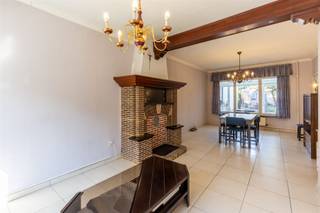 Welkom in deze charmante woning in Sint-Niklaas, een karaktervolle eigendom met tal van mogelijkheden voor renovatie en personalisatie.Via de sfeervolle inkomhal krijgt u toegang tot de woonkamer en de keuken. Vanuit de keuken bereikt u een praktische berging, een apart toilet en de badkamer, uitgerust met een ligbad en een tweede toilet. Op de 1e verdieping bevinden zich 2 ruime slaapkamers, een derde, kleinere slaapkamer en een extra ruimte die uitstekend dienst kan doen als bureau of berging.De vaste trap leidt naar de ruime zolderverdieping. Deze biedt heel wat mogelijkheden en kan, mits de nodige inrichting, worden omgevormd tot een ruime masterbedroom of twee extra kinderkamers.Ook buiten heeft deze woning heel wat te bieden. In de gezellige stadstuin met veranda is het aangenaam vertoeven. Daarnaast beschikt de woning over een praktische buitenberging. Een kelder zorgt bovendien voor extra bergruimte.Deze woning combineert karakter, ruimte en uitbreidingsmogelijkheden en vormt een uitstekende basis voor wie op zoek is naar een charmante gezinswoning die volledig naar eigen smaak kan worden gerenoveerd en ingericht.EPC-label C – geen renovatieverplichting.